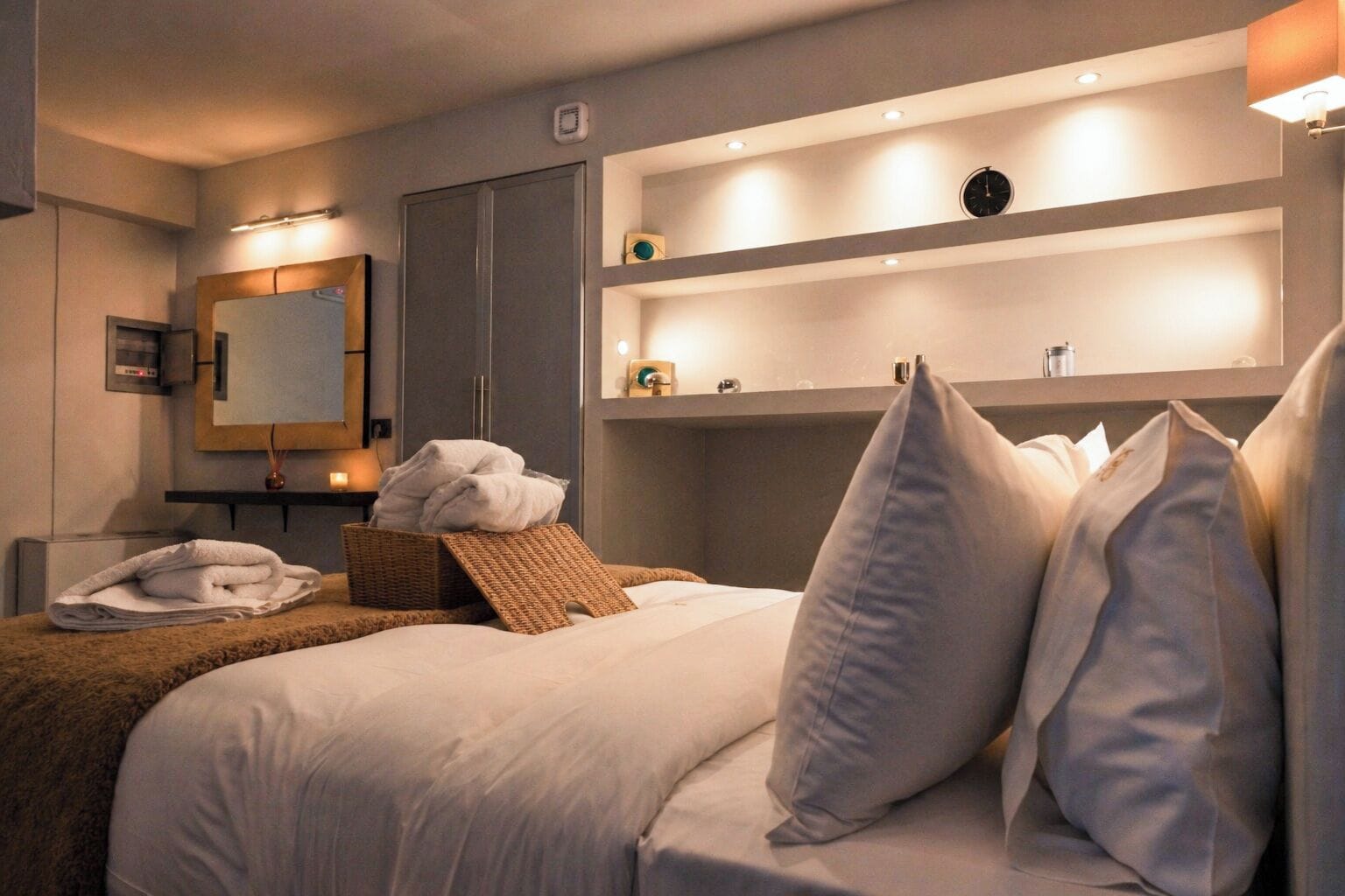Superior Suite with Fireplace | Pengeskab på værelset, mørklægningsgardiner, lydisolering, gratis Wi-Fi