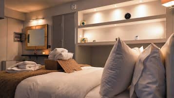 Superior Suite with Fireplace | Pengeskab på værelset, mørklægningsgardiner, lydisolering, gratis Wi-Fi
