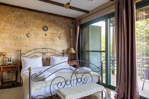 Deluxe Double Room with Fireplace | In-room safe, blackout drapes, soundproofing, free WiFi - Vathyskia Guesthouse (Xylokastro-Evrostina)