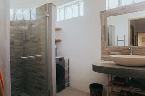 Shower, hair dryer, towels, soap - Cozy 2-bedroom apartment in charming Tamarin with AC (Tamarin)