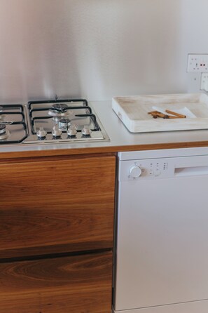Een koelkast, een microgolfoven, een oven, een kookplaat