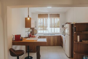 Frigorifero, microonde, forno, piano cottura