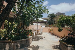 Outdoor dining - Cozy 2-bedroom apartment in charming Tamarin with AC (Tamarin)