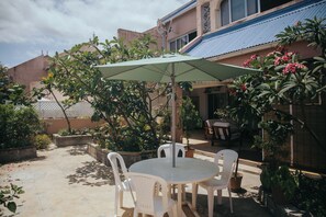 Outdoor dining - Cozy 2-bedroom apartment in charming Tamarin with AC (Tamarin)
