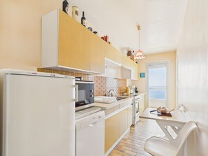 Fridge, microwave, oven, dishwasher - Apartment with a magnificent sea view for 4 (Les Sables-d´Olonne)