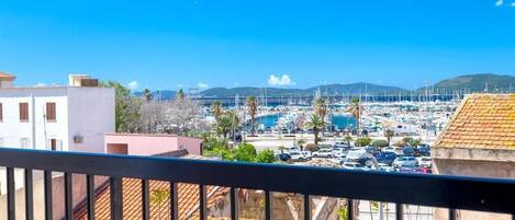 Camera Vista Mare 6 | Property grounds