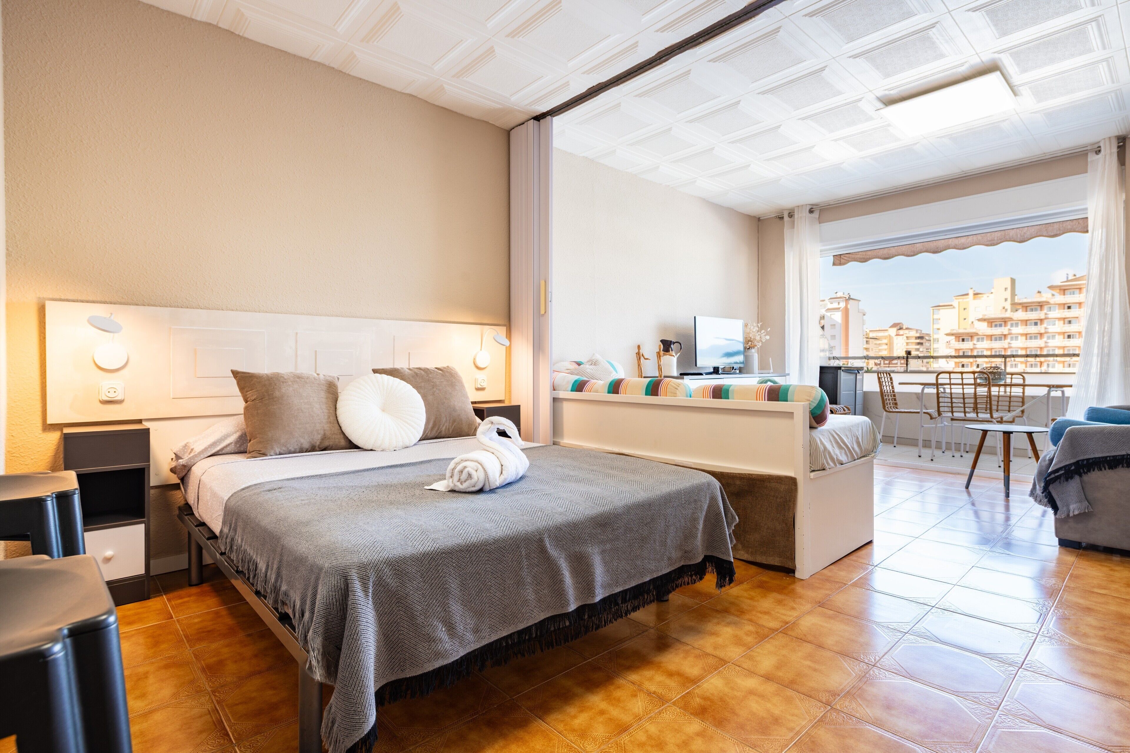 Iron/ironing board, WiFi, bed sheets