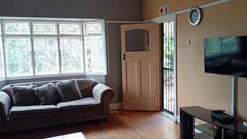 House, 4 Bedrooms, Accessible, Smoking | Living room