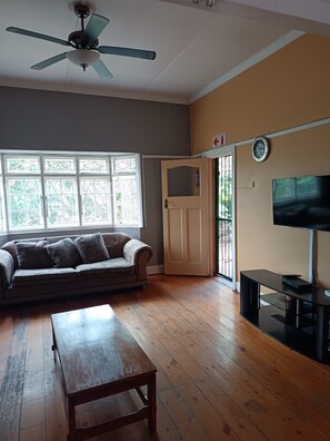 Living room - Charming Holiday House in Pietermaritzburg With Shared Pool (Pietermaritzburg)