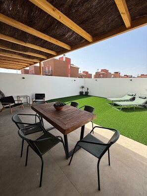Outdoor dining - Holiday Home 'Salitre y Lava' with Shared Pool and Private Terrace (Corralejo)