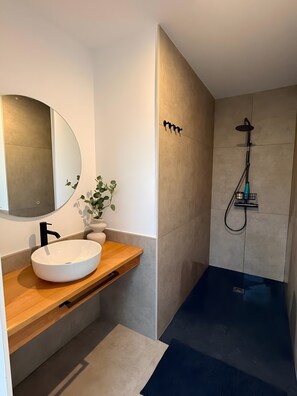 Shower, hair dryer, towels - Holiday Home 'Salitre y Lava' with Shared Pool and Private Terrace (Corralejo)