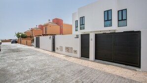 Exterior - Holiday Home 'Salitre y Lava' with Shared Pool and Private Terrace (Corralejo)