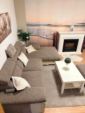 Una Smart TV, una chimenea, videojuegos, libros