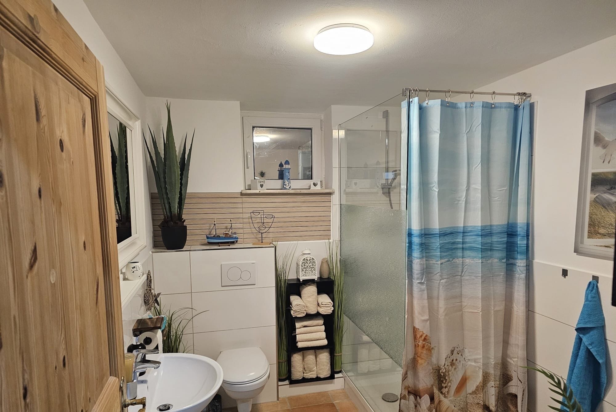 Douche, sèche-cheveux, serviettes fournies, savon