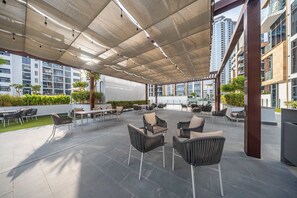 Outdoor dining - Free housekeeping visits during your stay - Peaceful Studio for 2 in Meydan! (Meydan)