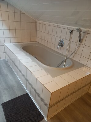 Bathroom - Vacation apartment Johanna quiet and idyllic location pets on request (Scheßlitz)