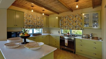 Comfort Villa, Lakeside | Private kitchen