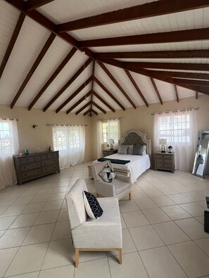 5 bedrooms, iron/ironing board, free WiFi, bed sheets - 5BR Rodney Bay Villa. Walk to Beach, Dining & Nightlife. Sleeps 10 (Gros Islet)