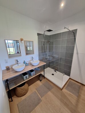 Shower, hair dryer, towels, toilet paper - Maison du pas des sauts (Lesparre-Médoc)