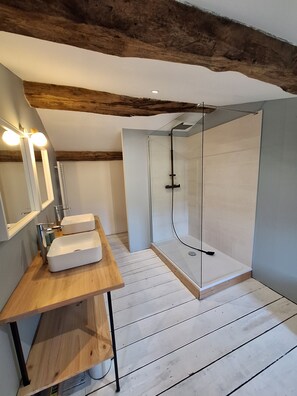 Shower, hair dryer, towels, toilet paper - Maison du pas des sauts (Lesparre-Médoc)