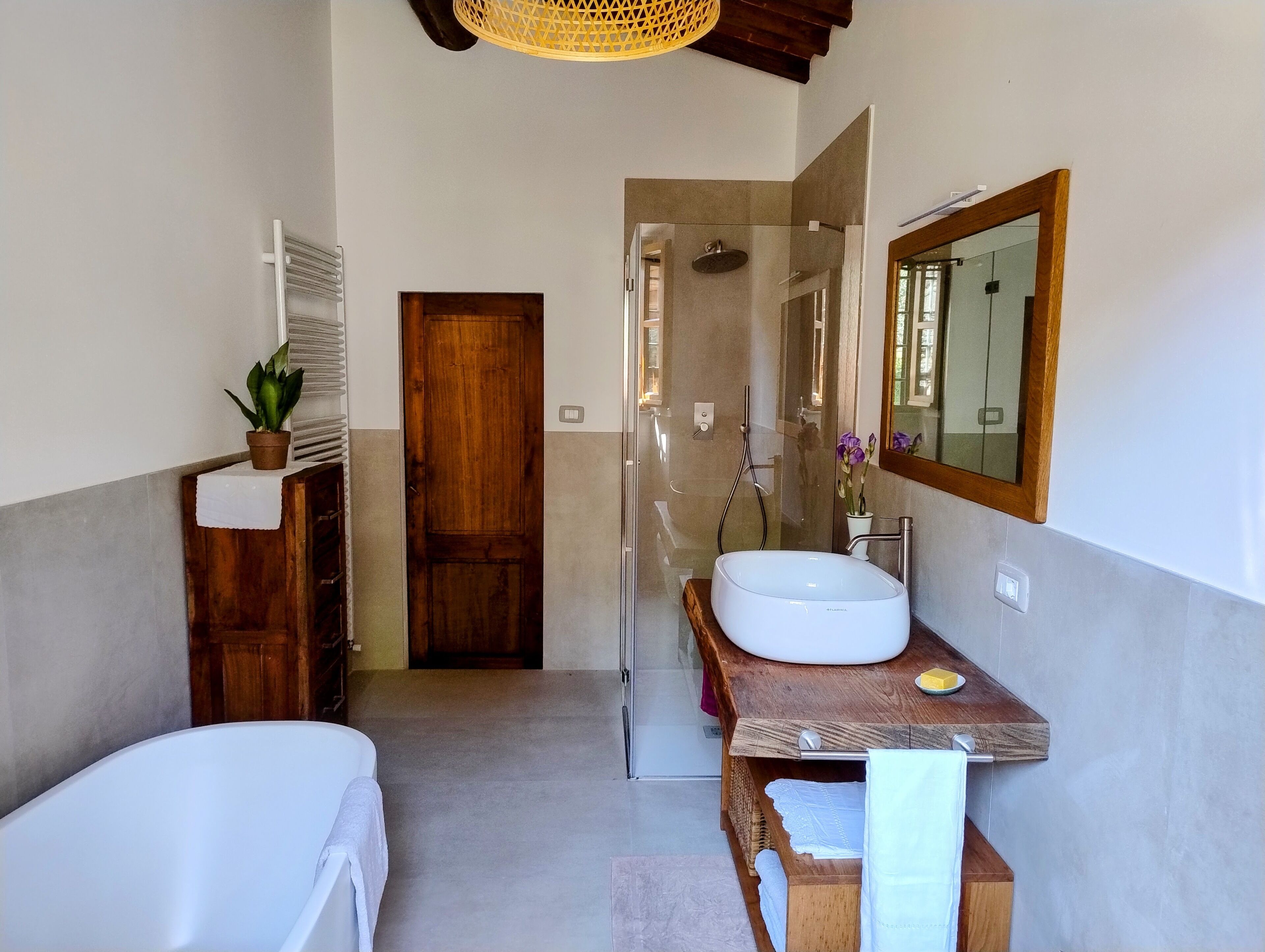 Secador de pelo, bidet, toallas, jabón
