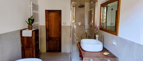 SĂšche-cheveux, bidet, serviettes fournies, savon