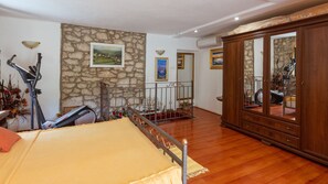 2 bedrooms, iron/ironing board, free WiFi, bed sheets - Rural house Janjic by Villas Guide (Plina Jezero)