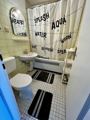 Bathroom - Kuckucksnest - indoor pool, sauna, mountain views, ski access (renovated) (Schonach im Schwarzwald)