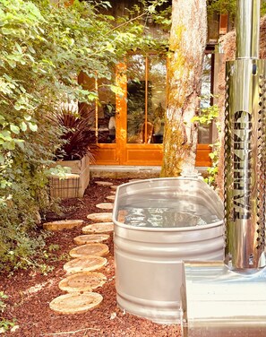 Outdoor spa tub - Vrbo Property (Couze-et-Saint-Front)