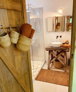 Bathroom - Vrbo Property (Couze-et-Saint-Front)