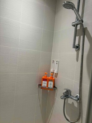 Family Condo, 2 Bedrooms, Balcony, City View | Bathroom - The Bawhaus (Parañaque)