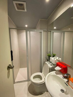 Family Condo, 2 Bedrooms, Balcony, City View | Bathroom - The Bawhaus (Parañaque)