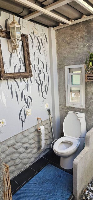 Dormitorio compartido, 3 habitaciones, balcón, vistas a la montaña | Baño