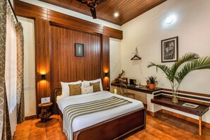 Room - Alaya Stay Twisted Tree with Pool (Virajpet)