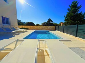 Outdoor pool - Apartment Top 2
with garden and swimming pool (Novalja)