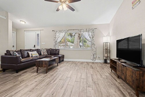 Modern 3Br/2Ba Pool Oasis - Near I-95 & Shops