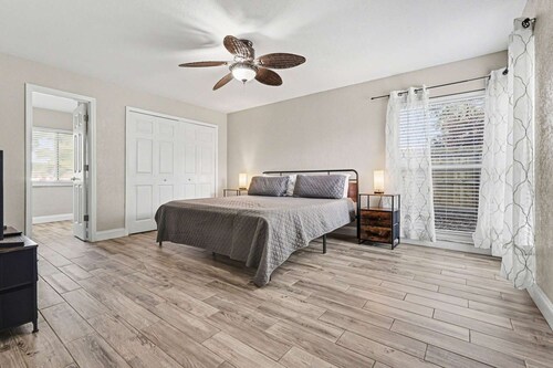 Modern 3Br/2Ba Pool Oasis - Near I-95 & Shops