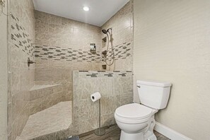 Douche, sèche-cheveux, serviettes fournies