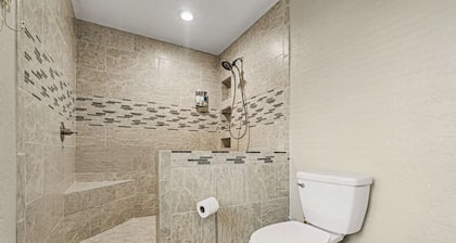 Modern 3Br/2Ba Pool Oasis - Near I-95 & Shops