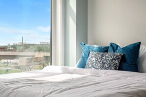 2 bedrooms, desk, iron/ironing board, WiFi - Luxe Downtown Retreat W/ 2 Free Parking! (Calgary)