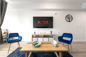 TV - Luxe Downtown Retreat W/ 2 Free Parking! (Calgary)