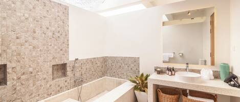 Séchoir à cheveux, bidet, serviettes fournies, savon
