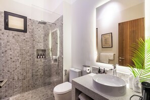Haartrockner, Bidet, Handtücher, Seife