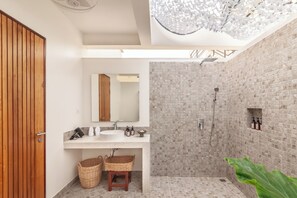 Haartrockner, Bidet, Handtücher, Seife