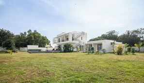 Exterior - Villa Keo - Beautiful 7-bedroom villa with AC in welcoming Krong Siem Reap (Krong Siem Reap)