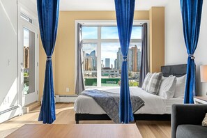 2 bedrooms, desk, iron/ironing board, WiFi - Downtown Calgary Gem W / Tower Views! (Calgary)