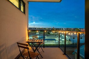 Outdoor dining - Downtown Calgary Gem W / Tower Views! (Calgary)