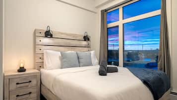 2 bedrooms, desk, iron/ironing board, WiFi