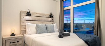 Downtown Calgary Gem W / Tower Views!