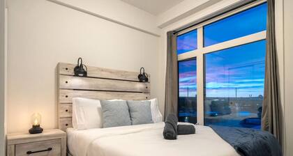 Downtown Calgary Gem W / Tower Views!